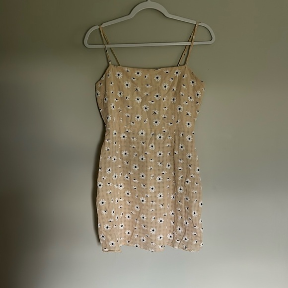 Brave Soul Dresses & Skirts - Brave soul women’s tan daisy print dress